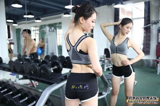 长腿、翘臀的完美身材美女哪里多集中？除了春熙路，可能也就是四川西南航空职业学院健身房了。近日，该校一组美女健身房性感照片走红网络，时尚炫酷高大上的健身房加长腿翘臀完美身材的俏空姐，让网友观后直呼：“看美女不用去春熙路被暴晒了，到西航健身房吹着空调撩师妹去。”