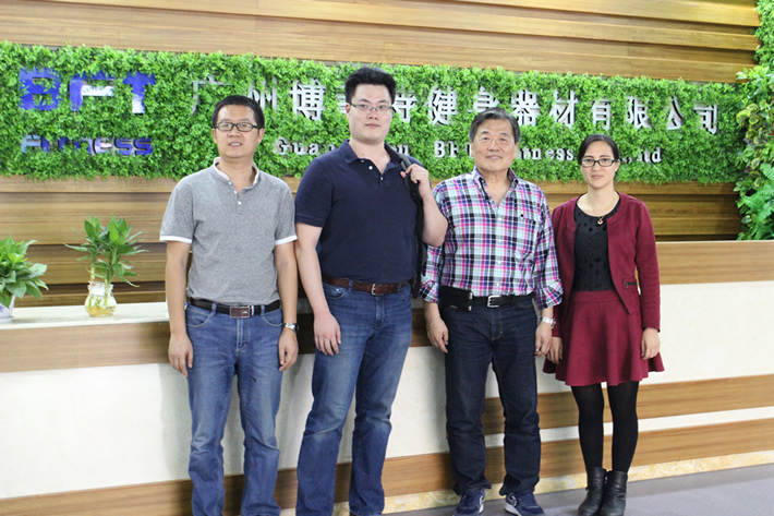 美国客户找健身器材厂家