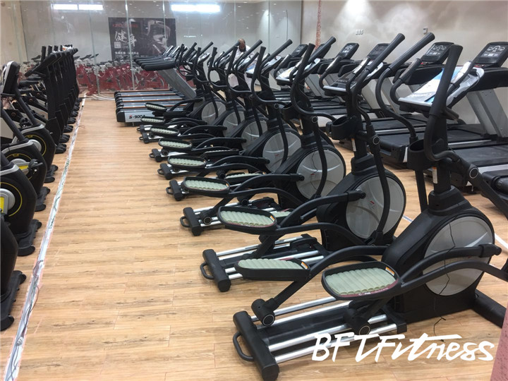 沙特客户女子健身房椭圆机